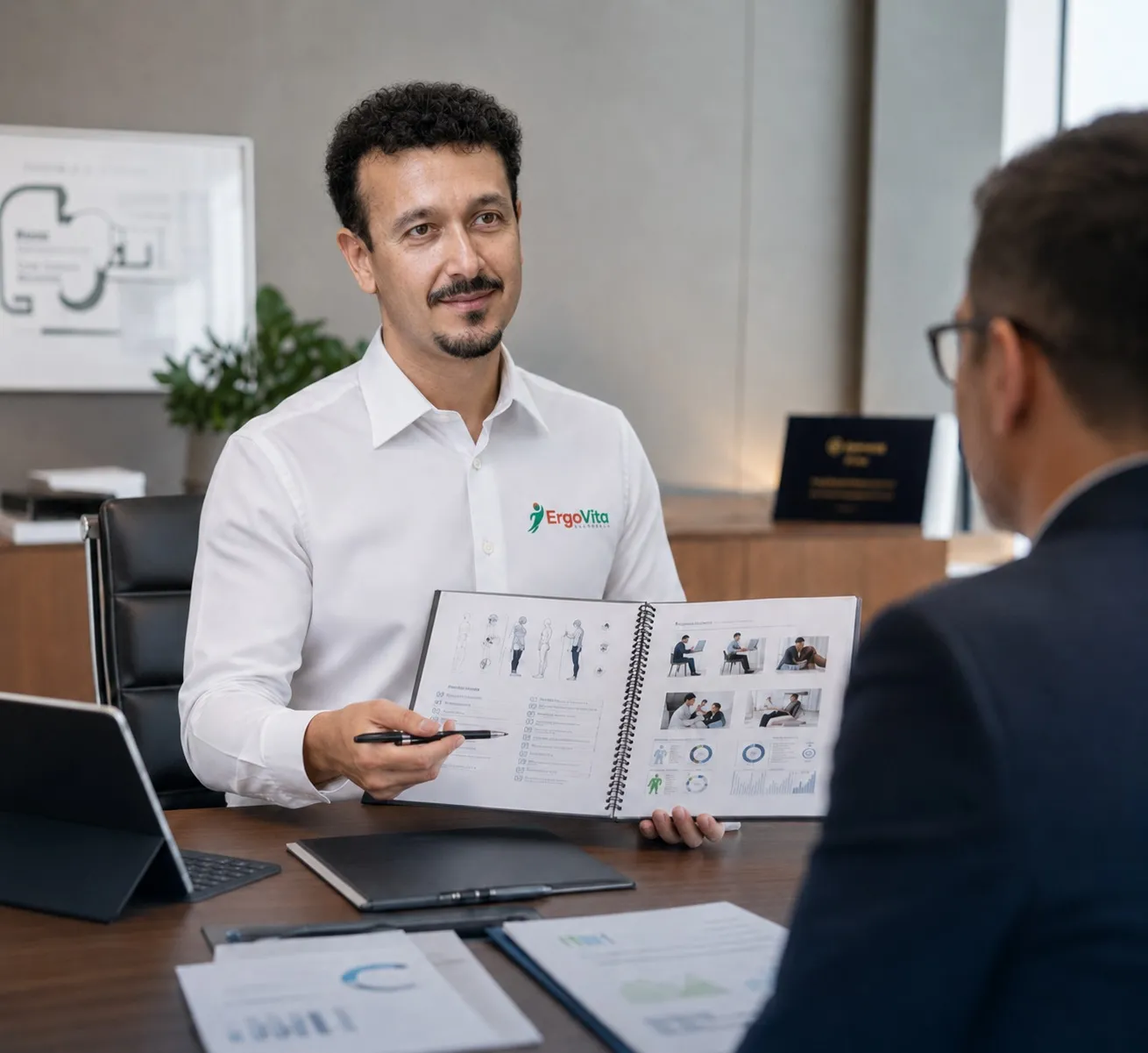 Profissional da Ergovita apresenta um laudo de ergonomia impresso a um gestor durante reunião corporativa